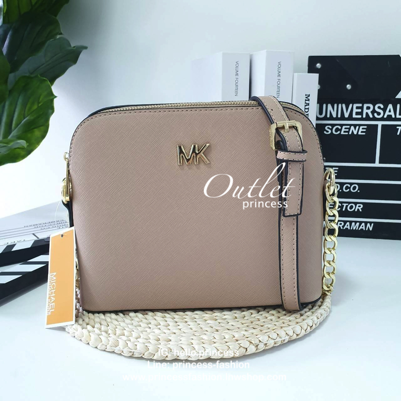 MICHEAL KORS CHAIN CROSSBODY BAG กระเป๋าสะพายแบรนด์ดังทรงสุดฮิตหนัง SAFFIANO ทั้งใบ ด้านหน้าประดับโลโก้แบรนด์ MK สีทอง ขนาดกำลังดี เปิดปิดด้วยซิปสะดวกใช้ ภายในบุผ้าแบรนด์ มีช่องซิปและช่องใส่มือถือ ด้านหลังมีช่องใส่ของจุกจิก อีกหนึ่งช่องพร้อมกระดุมแม่เหล็ด
