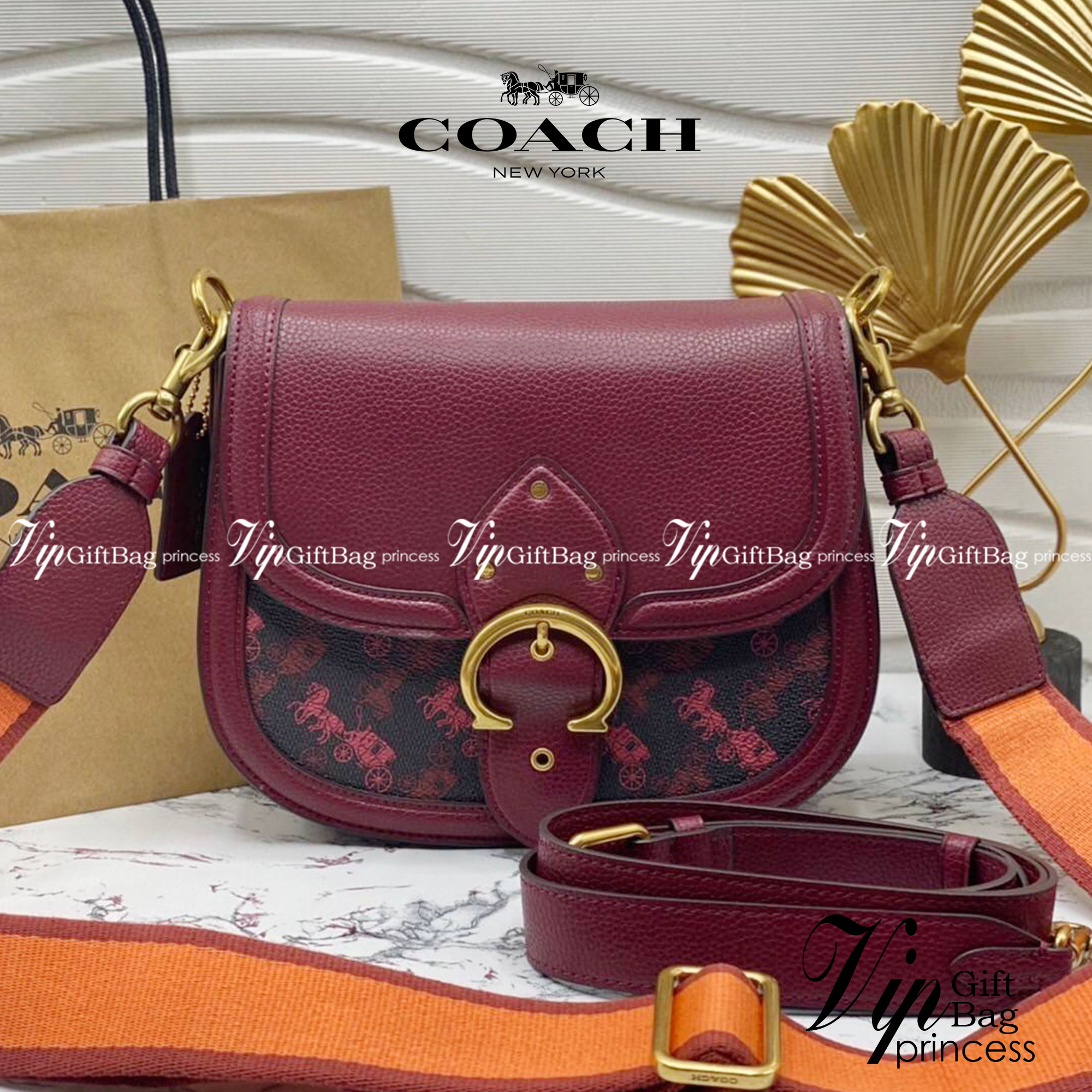 COACH BEAT SADDLE BAG WITH HORSE AND CARRIAGE C0747 ฮอตไฟลุก! สีหายาก ละมุนคุณหนู คอลเลคชั่นใหม่ ดีไซน์หรูหรา พิเศษมากๆมาพร้อมสายสะพาย 2 เส้น ใช้คู่กันหรือแยกสะพายก็สวยครบสูตร กระเป๋าสะพายทรง saddle คลาสสิค เปิด-ปิดด้วยกระดุมแน่นหนา ภายในเป็นช่องโล่ง ใส่ข