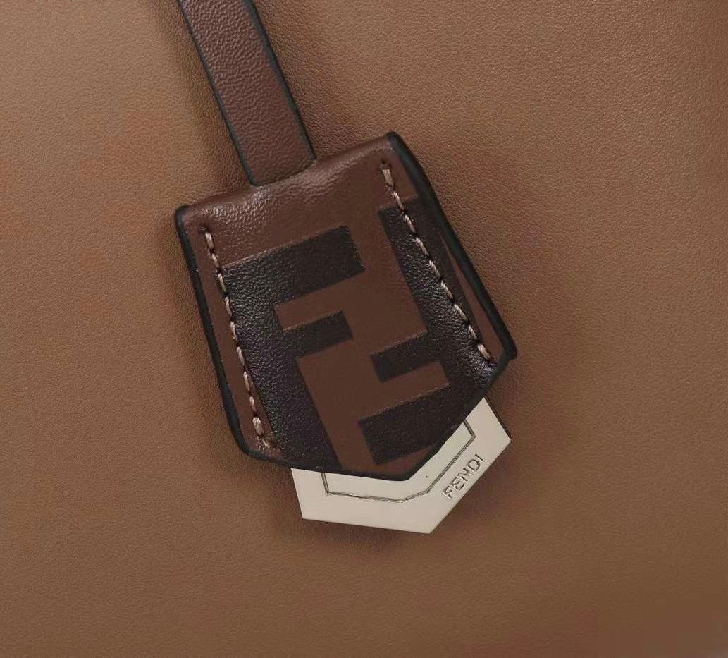 FENDI by the way small เกรดออริจินอล กระเป๋าถือ/สะพายข้างทรงหมอน รุ่นตามหา วัสดุหนังสวย มาพร้อมสายสะพายถอดออกได้ ใช้วันไหนๆกับชุดไหนๆได้หมดเลยทีเดียว อีกหนึ่งรุ่นที่ต้องแนะนำนะคะ