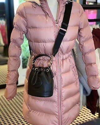 COACH DEMPSEY BUCKET BAG 15 WITH COACH PATCH AND HEART CHARM สวยงามด้วยดีไซน์ทรงตะกร้าแบบมินิมอลแสนน่ารัก ดีเทลสะดุดตา รูปทรงจดจำง่าย ถือแบบชิคๆ หรือยิ่งไปกว่านั้น สายสะพายของกระเป๋าก็สามารถถอดออกเพื่อเปลี่ยนรูปแบบการสะพายได้ทั้งแบบสะพายไหล่และสะพายคาดลำต