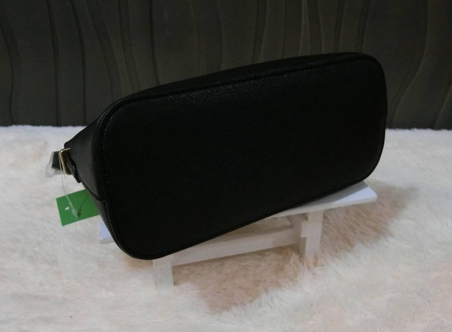 KATE SPADE CEDAR STREET MANDY แบรนด์ดังจากอเมริกาสุดฮิต กระเป๋าขนาดน่ารัก สะพายข้าง หนัง saffiano ภายในลายสวยเก๋สีทองเรียบหรู ทรงแข็งอยู่ทรง MUST HAVE!!