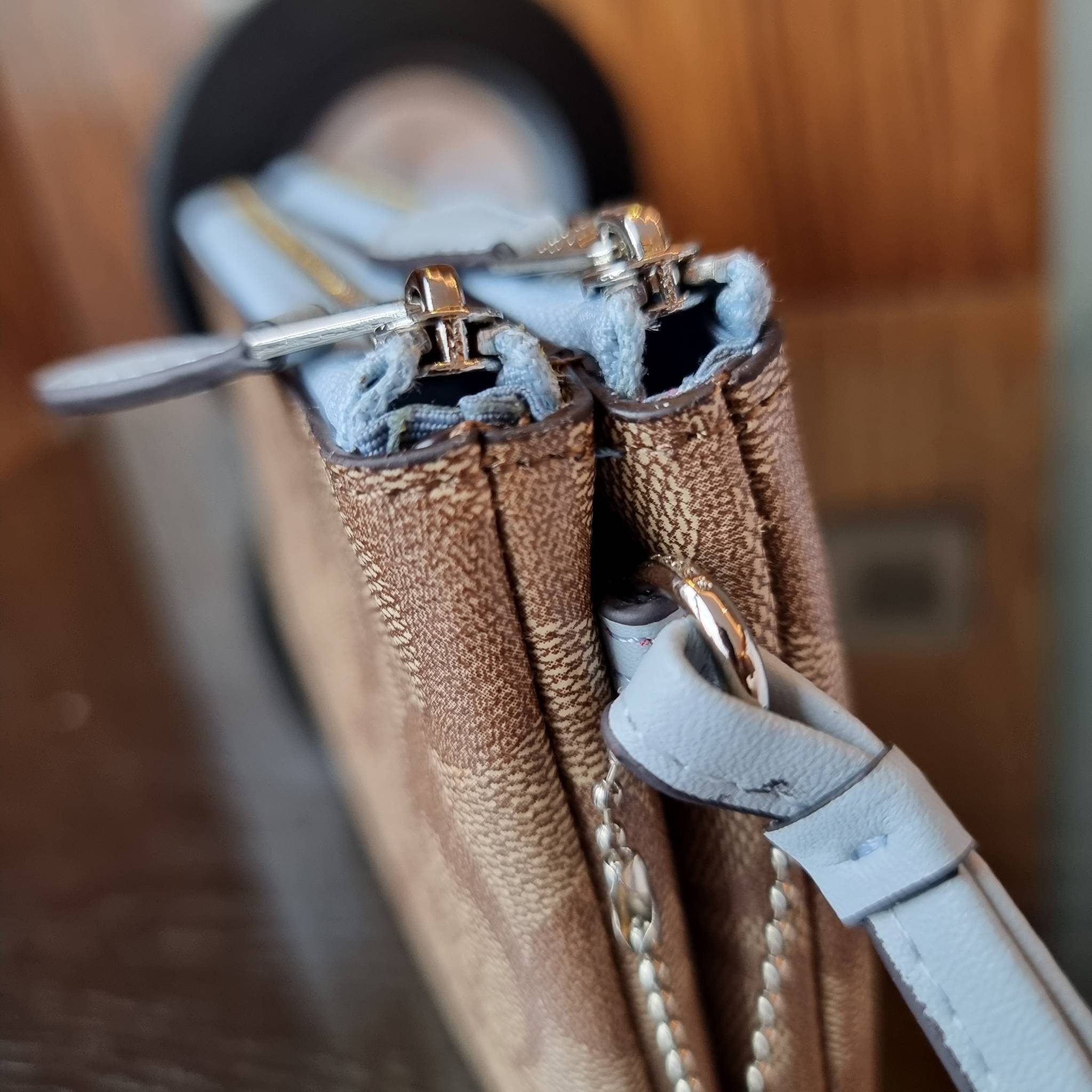 COACH F87591 DOUBLE CORNER ZIP WALLET IN SIGNATURE COATED CANVAS คล้องมือรุ่น 2 ซิป!! มาแล้วจ้า 🌟🤗 ไซส์นี้คือเหมาะมือจริงๆ พกง่ายเช่นเคย ไม่ต้องกังวลว่าจะเกะกะหรือกินพื้นที่กระเป๋าหลัก วัสดุหนังแคนวาสเคลือบลาย มีช่องหลักแยก 2 ช่อง ภายในบุผ