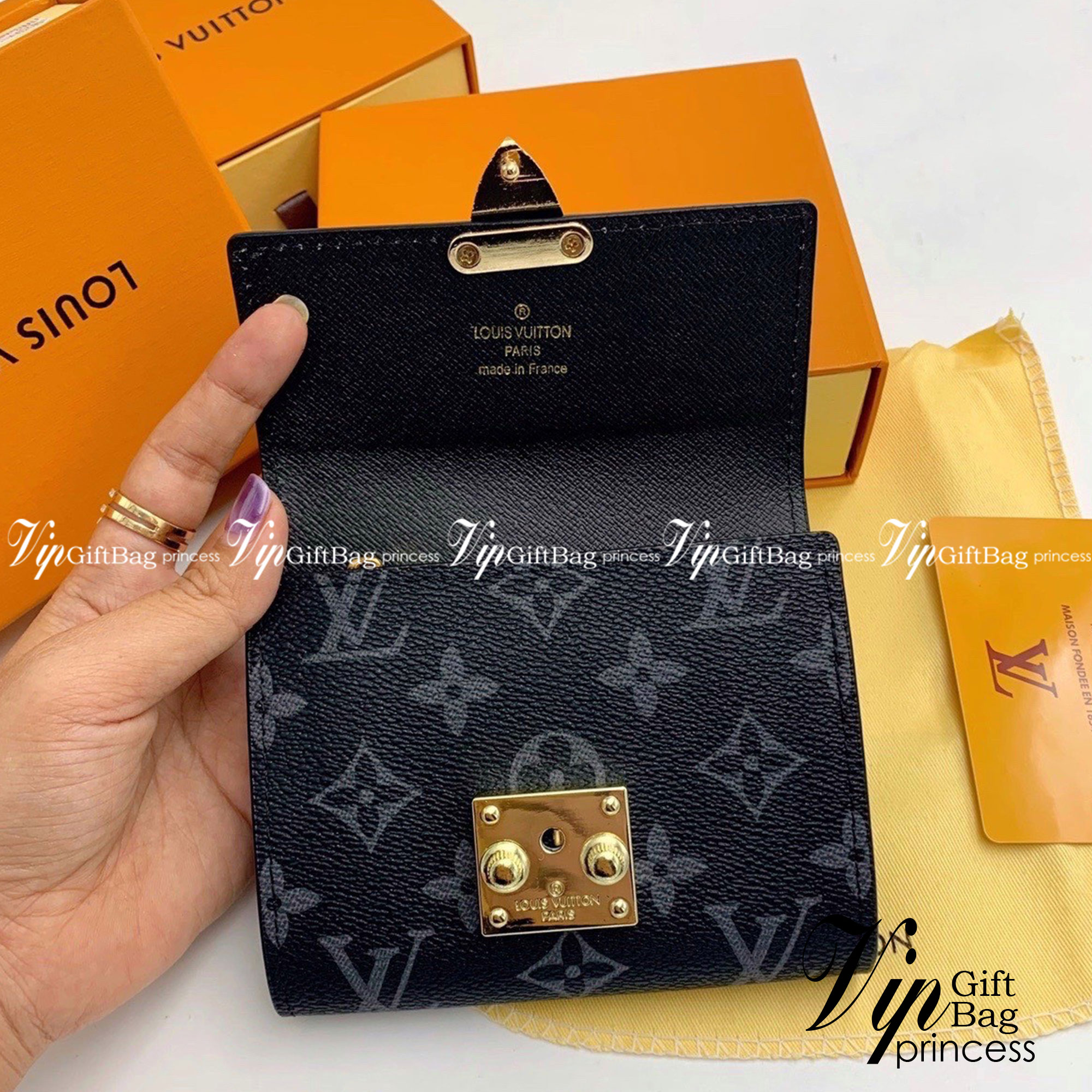 LV Short Wallet กระเป๋าสตางค์ทรงสั้น LV wallet เปิดหน้าอะไหล่ทอง งานสวยหนังดี น่าใช้ งานปั้มแบรนด์ทุกจุด งานจริงสวยเหมือนในรูปค่ะ ได้เวลาเปลี่ยนกระเป๋าสตางค์รับทรัพย์กันแล้ว!! LV wallet กระเป๋าสตางค์รุ่นไอเท็มหายาก ที่สาวๆต้องว้าว!! ใบสั้นขนาดกำลังเหมาะมื