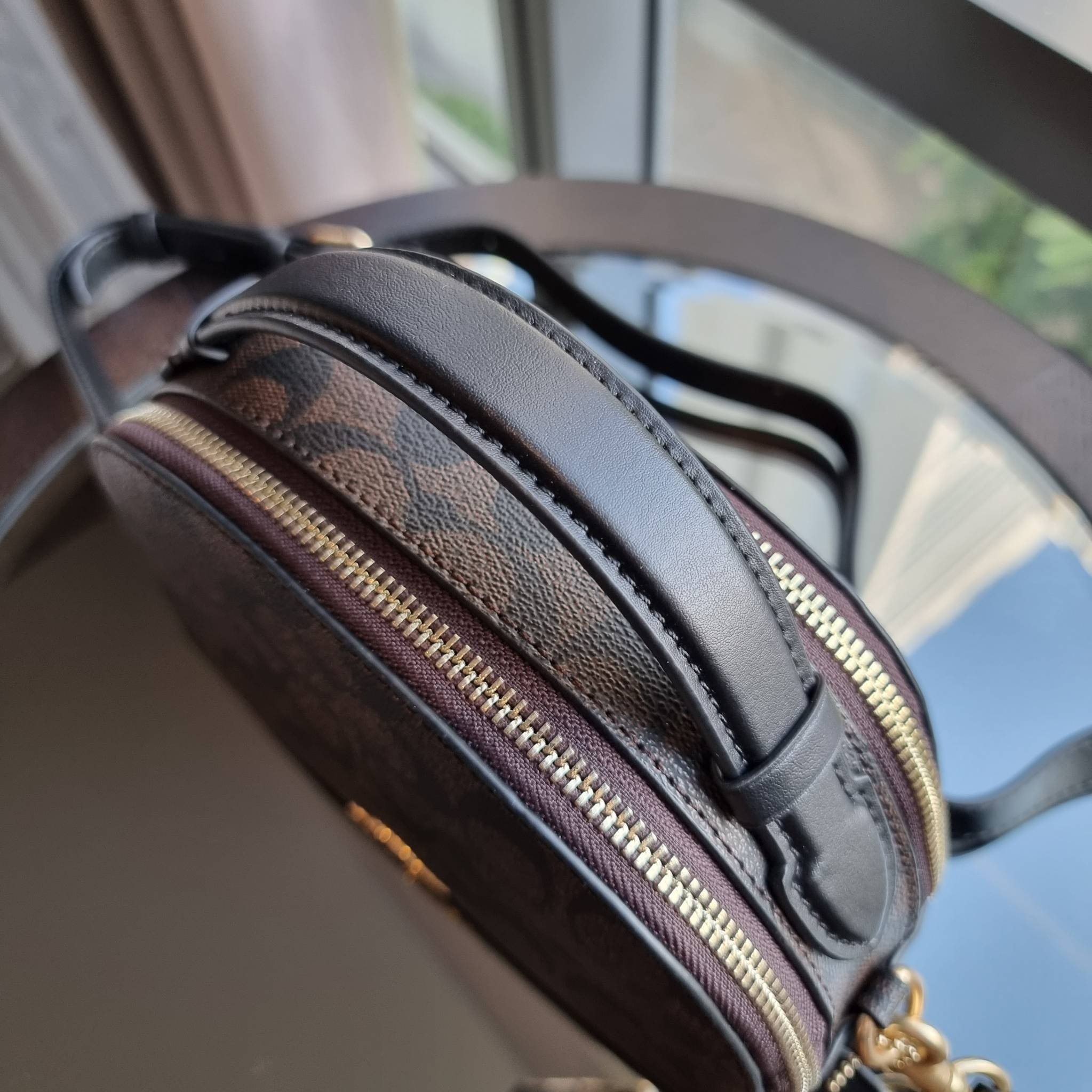 OUTLET 】COACH 1591 SERENA SATCHEL IN SIGNATURE CANVAS กระเป๋าสะพายคอลเลคชั่นยอดฮิต ดีไซน์ลุคผู้ดี ต้องยกให้น้องใบนี้เลย!! จัดสีขายดี สีลุคคุณหนูมาให้ สวยตาแตก!! วัสดุหนังแคนวาส เปิด-ปิดด้วยซิป 2 ช่องหลัก ภายในเป็นช่องโล่ง เก็บของได้แบบสบายๆ ใส่มือถือได้ทุ