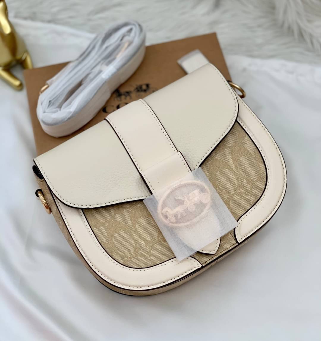 COACH GEORGIE SADDLE BAG ((C3241//C2806//C3593)) 📣มาเพิ่มแล้ว สำหรับสีที่สาวๆรอคอย! กระเป๋าสะพายแบบครอสบอดี้ร์ หนังแท้อย่างดี สวยมากๆค่ะ ด้านหน้ามีอะไหล่โลโก้แบรนด์หรู+ความคลาสสิคเข้ามา เปิดปิดกระเป๋าแบบกระดุมแม่เหล็กภายในมีช่องตอนหน้า และช่องหลัก
