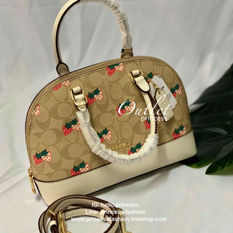 COACH MINI SIERRA SATCHEL IN SIGNATURE WITH STRAWBERRY PRINT (COACH 91514) กระเป๋าทรงโดม สุดฮิต วัสดุ pvc อย่างดีค่ะ 🔺จุดเด่นมีรูปสตรอเบอร์รี่น่ารักๆทั้งใบค่ะ เปิดปิดกระเป๋าแบบซิป ภายในกระเป๋ากว้าง ใส่กระเป๋าเงินใบยาวได้;ของจำเป็นของสาวๆได้ครบค่ะ 