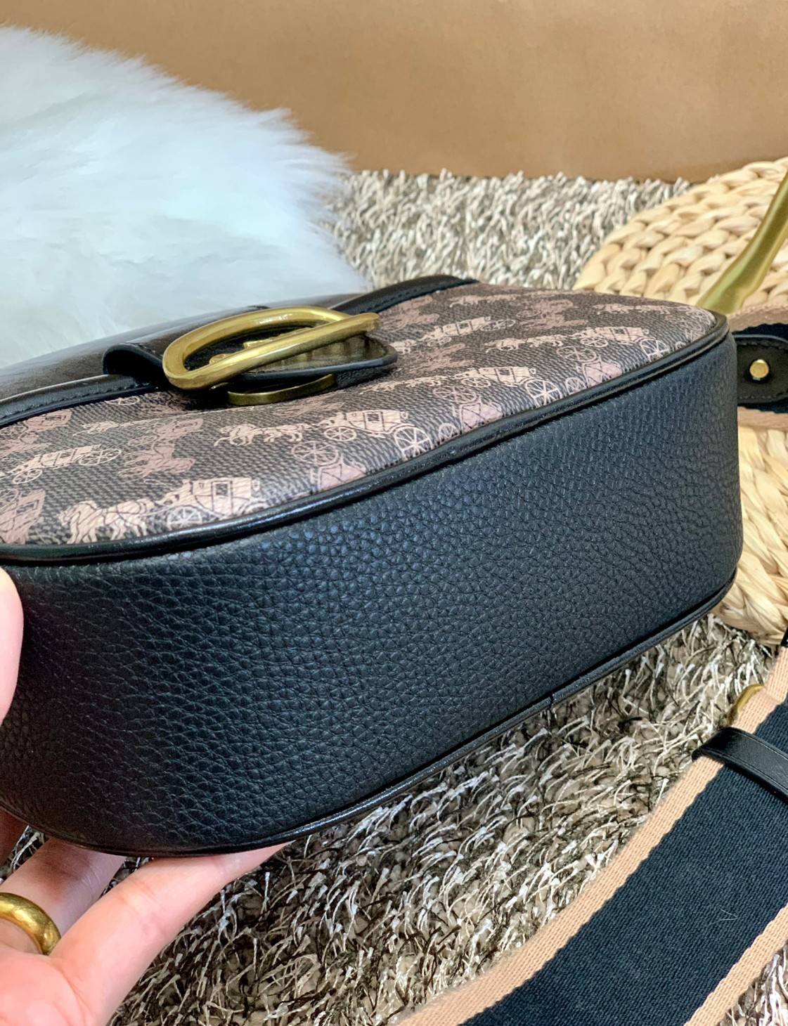 COACH KAT CROSSBODY WITH HORSE AND CARRIAGE PRINT ((88480//88544)) พร้อมส่งค่ะ! กระเป๋าสะพายแบบครอสบอดี้ร์ หนังแท้อย่างดี ตัวกระเป๋าเก๋ด้วยการพิมพ์ลายรถม้าค่ะ ด้านหน้ามีช่องกระดุมแม่เหล็กสำหรับใส่ของจุกจิกได้ พร้อมโลโก้แบรนด์สุดหรู