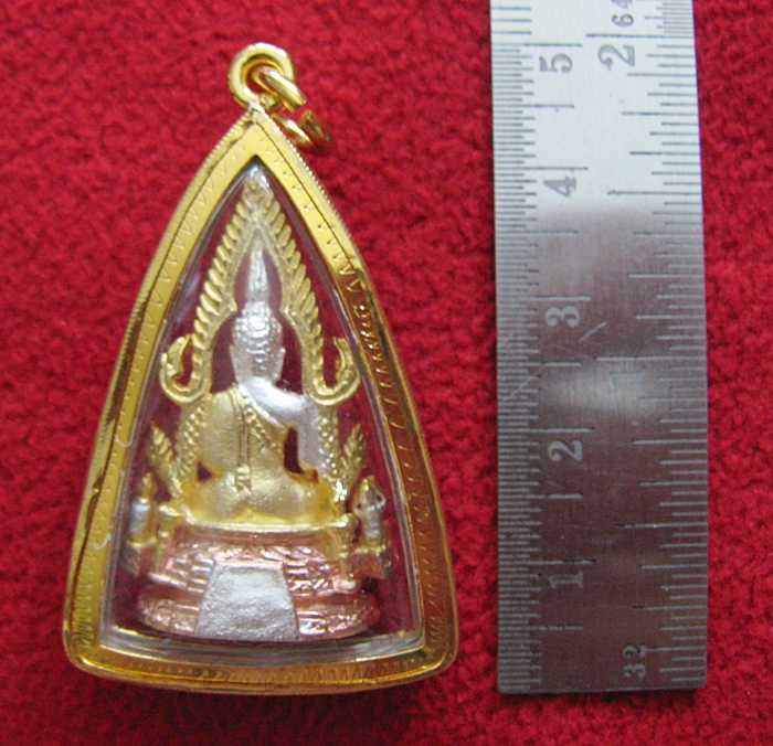 องค์พระพุทธชินราชองค์ใหญ่เนื้อสามกษัตริย์เลี่ยมกรอบทองไมครอนพร้อมใบคาถาค่ะ