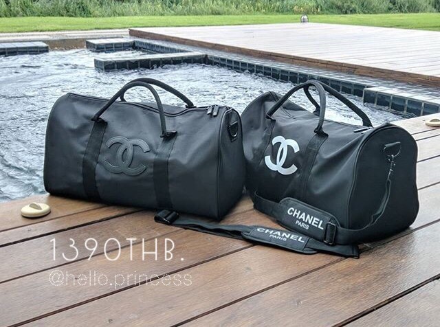 Chanel Duffel / Travel Bag กระเป๋าแบรนด์ Chanel VIP gift Bag ของแท้ 100% ใช้เป็นกระเป๋าเดินทางหรือหิ้วไปฟิตเนส ไปยิม เก๋ๆก็ได้ค่ะ หัวซิปปั้มโลโก้ ด้านในเป็นช่องกว้าง และมีอีกหนึ่งช่องซิป ทำจากผ้าหนาผิวมัน กันน้ำได้ ดูเรียบ แต่หรู มาพร้อมสายยาว ถอดสายได้ ก
