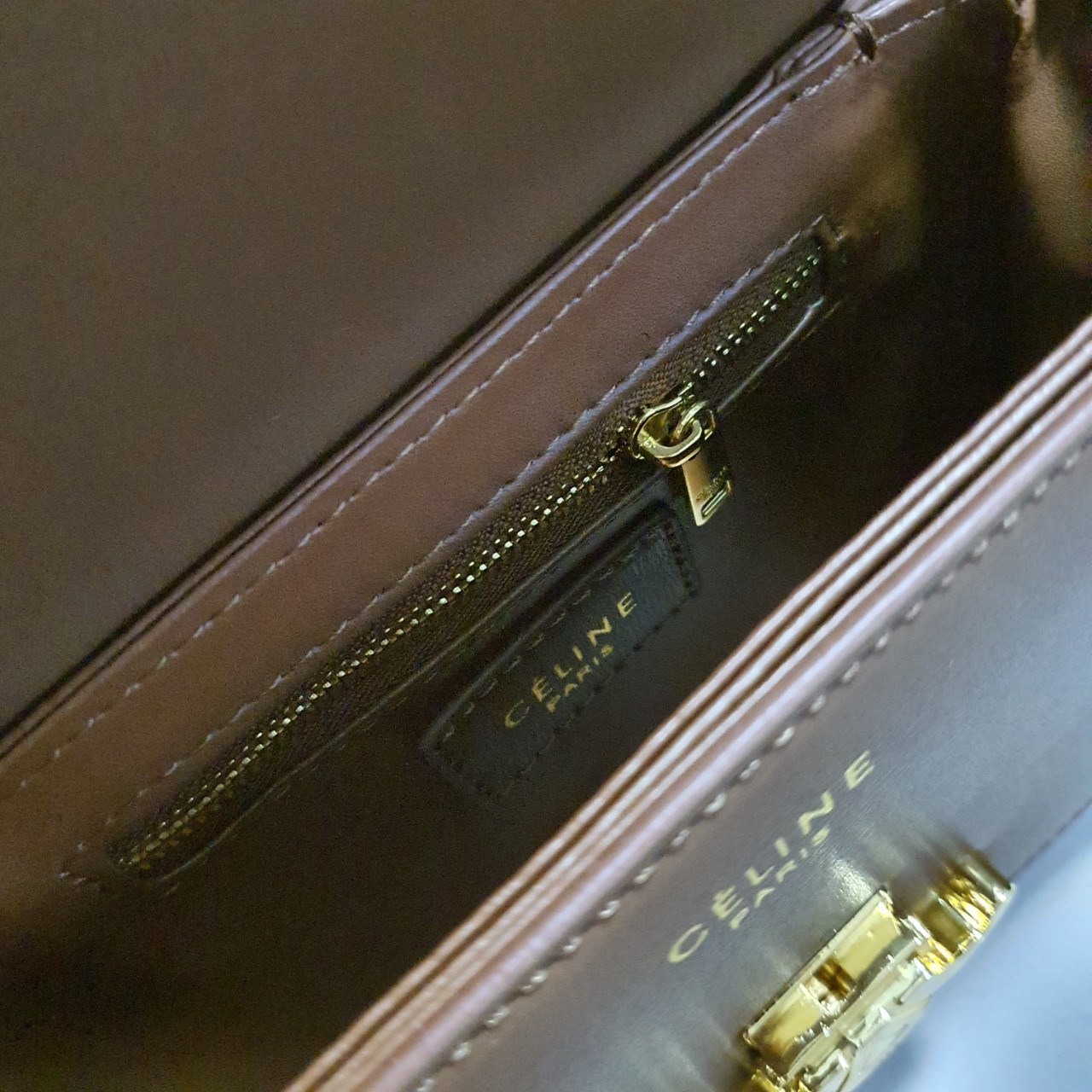 พร้อมส่ง 2 สี 2ขนาด NEW!! CELINE SHOULDER BAG VIP GIFT WITH PURCHASE (GWP) พรีเมี่ยมกิ๊ฟ Limited Edition จาก CELINE HAUTEPARFUME DUTYFREE COUNTER วัสดุหนังแท้ **เงาสวยมาก ทรงกล่องอยู่ทรง ขนาดกะทัดรัด เปิดปิดด้วยตัวล้อคแบรนด์สีทอง ภายในมีช่องใส่ของโล่ง สาม