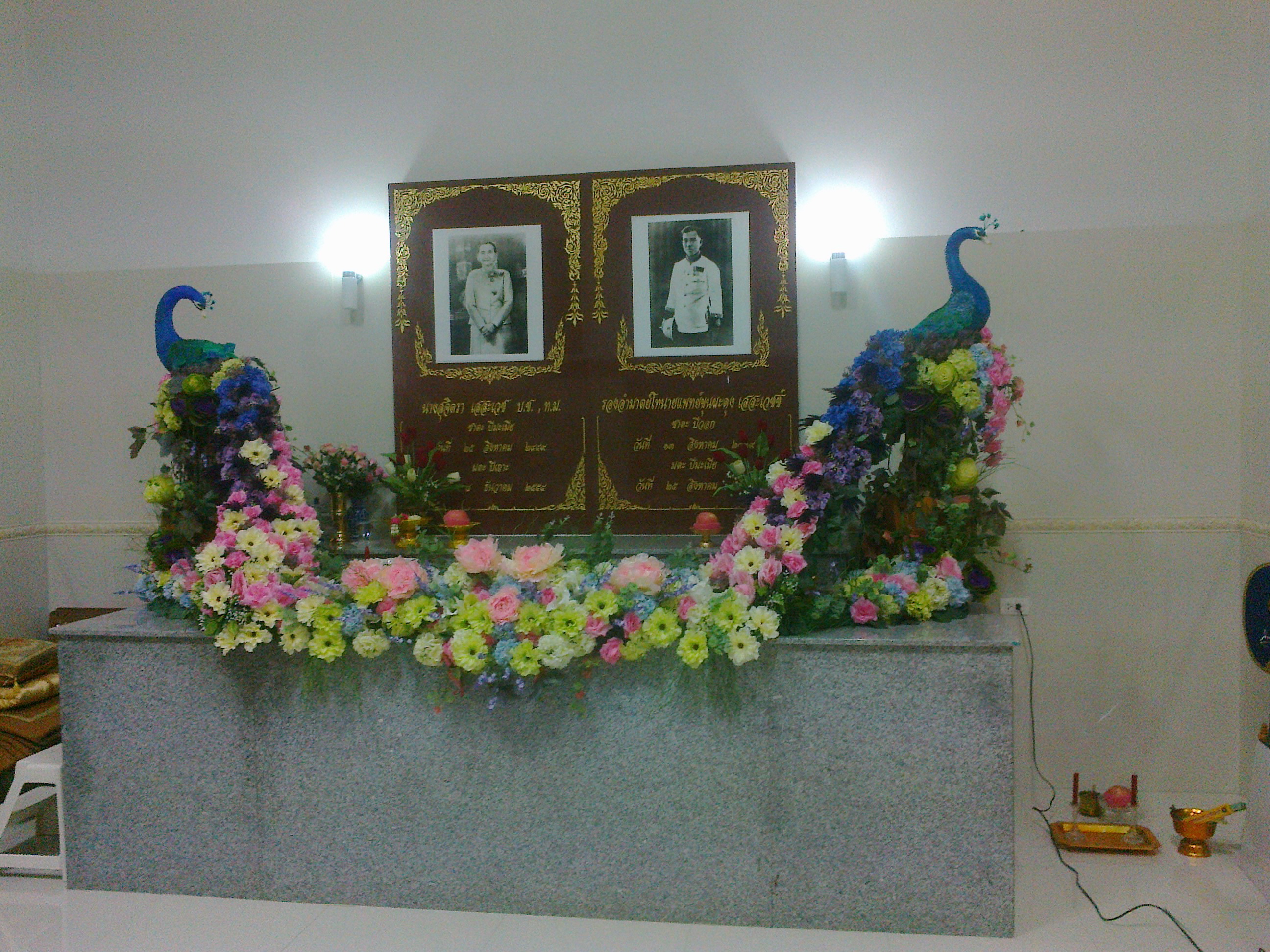 นกยูงประดับดอกไม้ประดิษฐ์