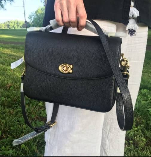 COACH CASSIE CROSSBODY BAG((68349//68348)) พร้อมส่งค่ะ! รุ่นฮิต กระเป๋าหิ้วได้//สะพายข้างหรือครอสบอดี้ร์ได้ หนังแท้นิ่มสวย เปิดปิดกระเป๋าแบบหมุนล็อค ภายในกระเป๋ามี3ช่องให้ใส่ของ แต่ล่ะช่องกว้าง สามารถใส่กระเป๋าเงินใบยาวได้;ของอื่นๆได้จุทีเดียวค่ะ ;มีช่องซ