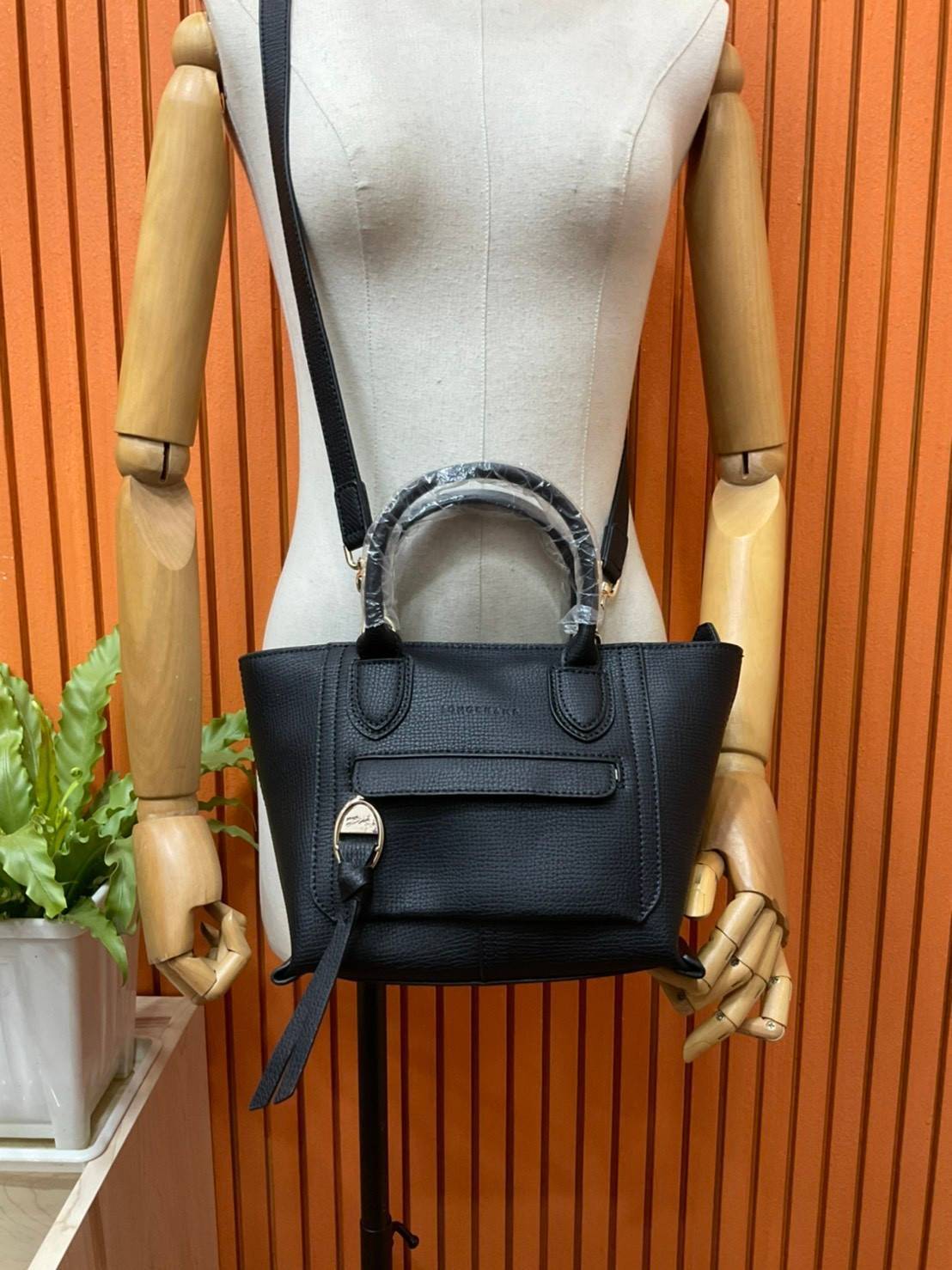 ของแท้ 💯% LONGCHAMP MINI MAILBOX TOP HANDLE BAG กระเป๋าถือ/Crossbody รุ่นหายาก!! รุ่นใหม่ล่าสุด ดีไซน์ด้วยเส้นด้ายที่ดูโฉบเฉี่ยว และ รูปทรงสี่เหลี่ยมคางหมู ทรงสวยโดดเด่น เป็นเอกลักษณ์ของผู้หญิง Longchamp วัสดุ Polyamide & Leather หนังแท้