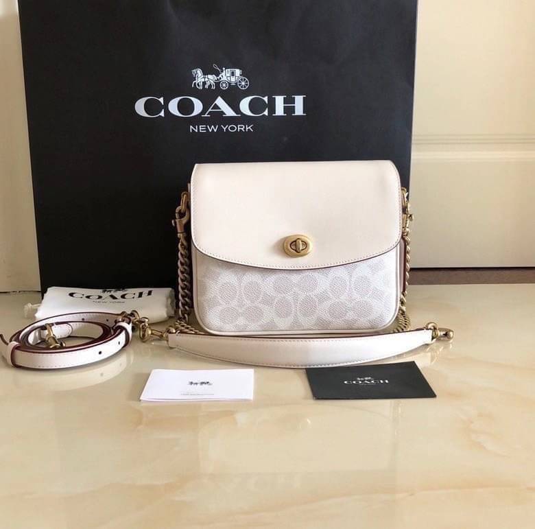 3สาย Coach 89089 Cassie Crossbody 19 In Signature Canvas เรียบหรู ดูดี ต้องไอเท็มนี้เลยจ้า กระเป๋าถือ/สะพายข้าง สุดพิเศษ!! มีสายมาให้ถึง 3 แบบ!! สลับใช้แมทช์ตามสไตล์ได้เลย วัสดุหนังแคนวาสสลับหนังเรียบ เปิด-ปิดด้วยตัวบิดล็อค ภายในแบ่งสัดส่วนอย่างดี ใส่ของไ