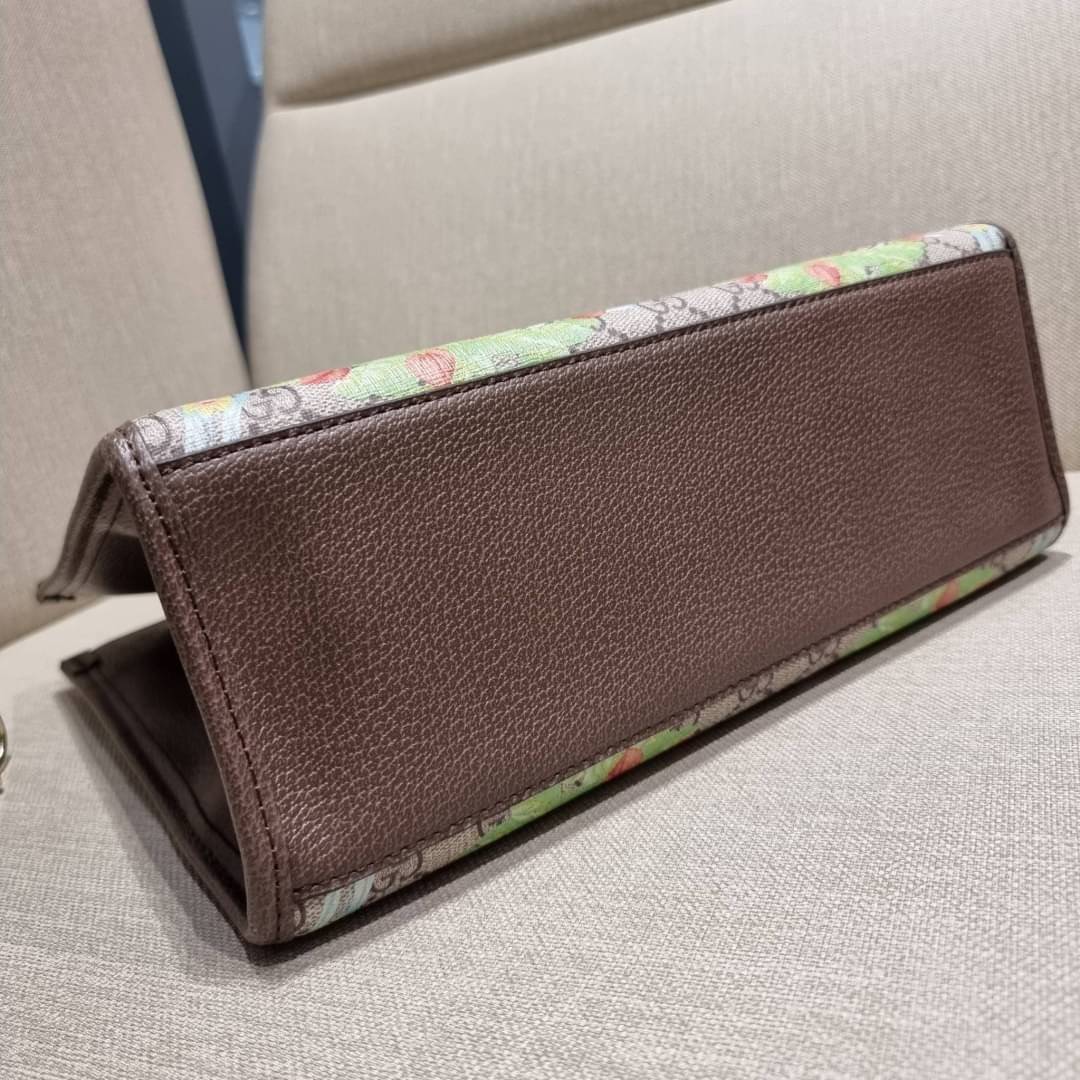 GUCCI Tiger GG small tote bag ใบใหญ่ อีกไอเท็มใหม่ ร้อนแรงไฟลุก!! ต้อนรับปีเสืออย่างเป็นทางการ จัดให้แบบเลิศๆ กับกระเป๋าทรงโท้ท วีไอพีพรีเมี่ยมกิ๊ฟ ไซส์ใหญ่ โดดเด่นด้วยลวดลายไม่ซ้ำใคร สวยเอกลักษณ์ วัสดุหนังแคนวาส ภายในโล่งกว้างมาก ใส่ของแบบแน่นๆ จุๆไปได้เ