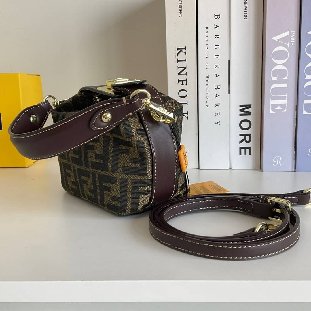 FENDI MINI BAGUETTE BROWN FABRIC BAG วัสดุ CANVAS พิมพ์ลายแบรนด์ *ทรงมินิน่ารัก เปิดปิดด้วยตัวล็อคปั้มลายแบรนด์ พร้อมซิปยาว ภายในมีช่องซิปแยกอีกช่อง สามารถใส่ iphone เงิน ของจุกจิกได้ มาพร้อมสายสะพาย2แบบ ถอดปรับได้ อะไหล่ปั้มแบรนด์สีทอง Rare items เด็ดๆแบ
