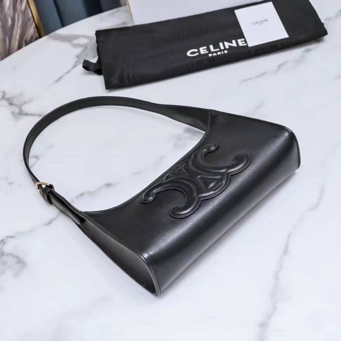 หนังแท้ CELINE SHOULDER BAG CUIR TRIOMPHE IN SMOOTH CALFSKIN ภาพสินค้าถ่ายจากงานขายจริง ใช้งานต่างประเทศได้
