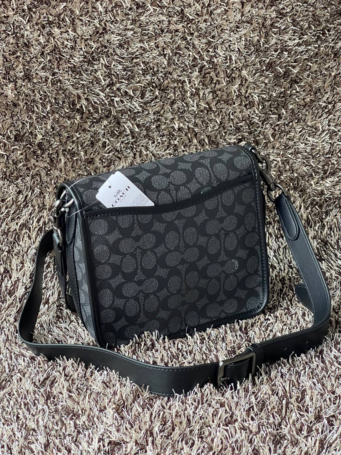 Coach Frankie Crossbody In Signature Canvas Leather Bag Sling CD877 กระเป๋าสไตล์แฮนด์ฟรีที่จัดระเบียบอย่างดีสำหรับการเดินทางหรือที่ทำงาน Frankie Crossbody ขนาดกะทัดรัดถือทุกสิ่งที่จำเป็นด้วยพื้นที่สำหรับโทรศัพท์ กระเป๋าสตางค์ กุญแจและอีกมากมาย ผลิตจากผ้าแ