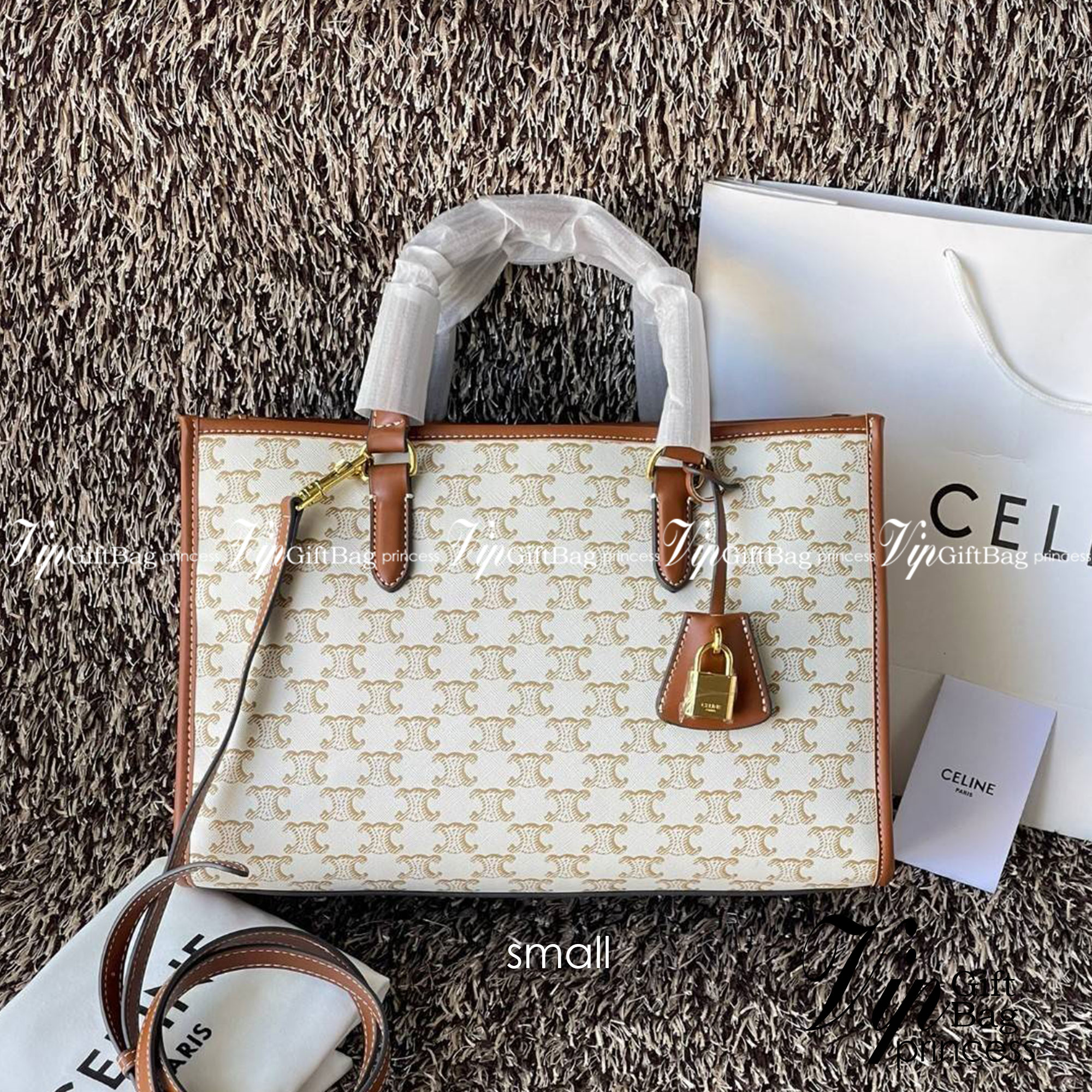 Celine Horizontal Cabas In Triomphe Canvas / Celine tote bag สายชอบพกของเยอะ ต้องหยิบของในกระเป๋าบ่อย รุ่นนี้ก็เป็นอีกตัวเลือกที่น่าสนใจค่ะ เพราะนอกจากจะจุของได้เยอะแล้วดีไซน์ยังเรียบสวยมีกลิ่นอายความวินเทจ อีกทั้งขนาดกระเป๋าใหญ่กำลังดีไม่เกะกะ เคลื่อนไหว