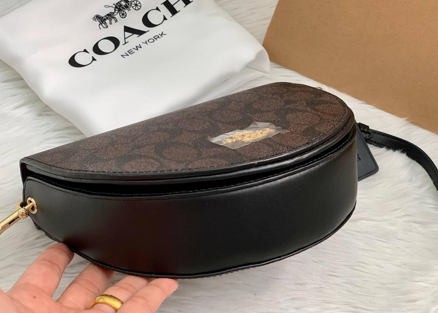 พร้อมส่งที่ไทยครบทั้ง6สีค่ะ 😘 Coach Ellen Crossbody In Signature ((C1432)) กระเป๋าทรงฮาฟมูนรูปทรงคลาสสิก ออกแบบให้มีลักษณะโค้งมน ไม่ดูเป็นทรงแข็งจนเกินไป ดีไซน์และสีของกระเป๋ายังเรียบง่าย เข้าได้กับทุกชุด สะพายครอสบอดี้ร์//สะพายข้าง หรือถือแบบคลัท