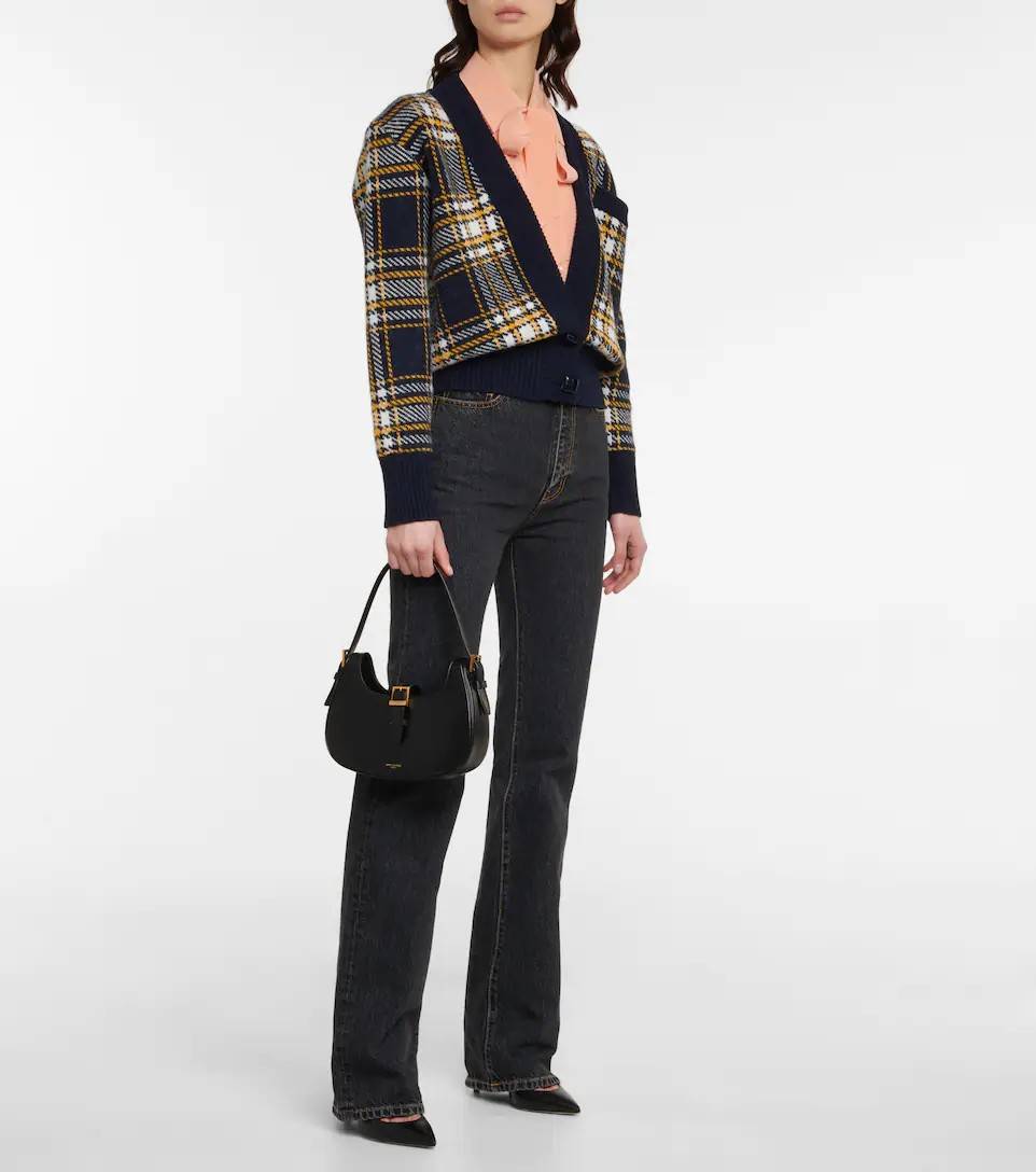 Yves Saint laurent le fermoir hobo bag in shiny leather / YSL hobo bag กระเป๋าสะพายไหล่ ดีเทลหรู สวยครบทุกมุม ตอบโจทย์สาวๆทุกไลฟ์สไตล์ เพราะใช้งานได้ง่ายและสะดวก vip พรีเมี่ยมกิ๊ฟจาก dytyfree วัสดุหนังวัวแท้เต็มใบ สัมผัสดีงามมากๆ น้ำหนักเบา ดูแพงที่สุด ปา