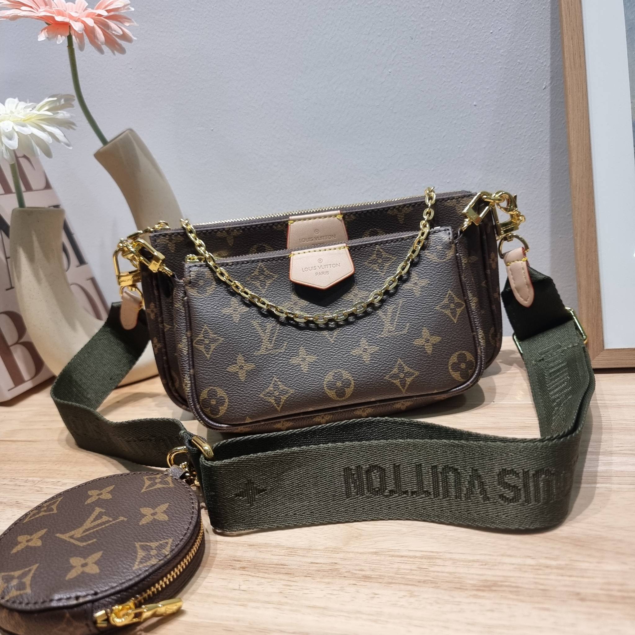 Set 4 ชิ้น LV Multi Pochette Bag New in!! กับ box set ชวนสะสม ที่จับเอารุ่นยอดฮิต มามิกซ์รวมกับไอเท็มสุดคุ้มของมันต้องมี!! จัดเรียงให้อยู่ในกล่องสุดหรู ไม่ว่าจะตัวกระเป๋า กระเป๋าสตางค์ กระเป๋าจิ๋ว ใบไหนๆก็นำมาใช้งานได้จริง คุ้มค่ามากๆ แถมฟรี! ริบบิ้นลายลิ