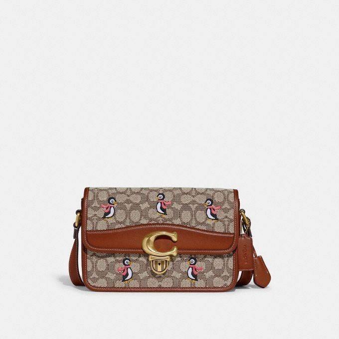 COACH STUDIO SHOULDER BAG IN SIGNATURE JACQUARD WITH PENGUIN MOTIF (C7935) กระเป๋าสะพาย ดีไซน์เฉียบ! สุดคลาสสิค ที่เป็นเอกลักษณ์เฉพาะตัว//วัสดุ JACQUARD พิมพ์ลาย SIGNATURE ผสมหนังแท้ รูปทรงสวย ดีเทลเรียบหรู เพิ่มดีไซน์โดดเด่น ด้วยการปักเย็บ รูปเพนกวินสุดน