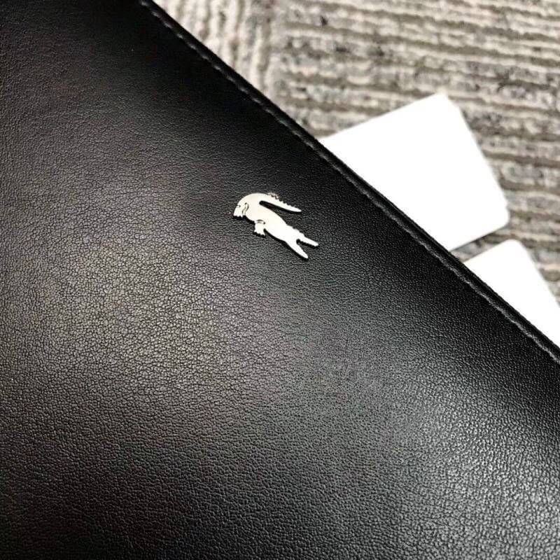 LACOSTE FACTORY LONG WALLET กระเป๋าสตางค์ใบยาวรุ่นใหม่ล่าสุดหนังสวยอยู่ทรงเปิดปิดด้วยซิปรอบด้านหน้ามีโลโก้แบรนด์เรียบหรู ภายในมีโลโก้ ช่องซิป ช่องใส่บัตรหลายช่องใส่มือถือ iphone8 เหรียญ บัตรได้เยอะ ตัวจริงสวยน่าใช้คลาสสิคไม่มีเอ้าท์ ราคาสุดคุ้ม สินค้ามาพร