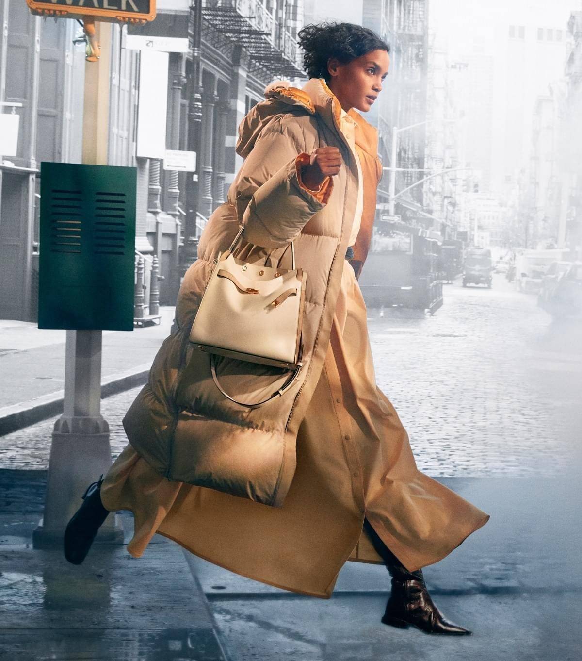 Tory burch lee radziwill pebbled small double bag กระเป๋า Lee Radziwill Double Bag สุดหรู ที่คำนึงถึงการเลเยอร์หนังและหนังกลับอย่างประณีตลงไปในงานดีไซน์ สามารถปรับปากกระเป๋าได้ 3 แบบตามต้องการ พร้อมนำเอาความเป็น American Luxury มาตีความใหม่ผ่านแง่มุมของคว