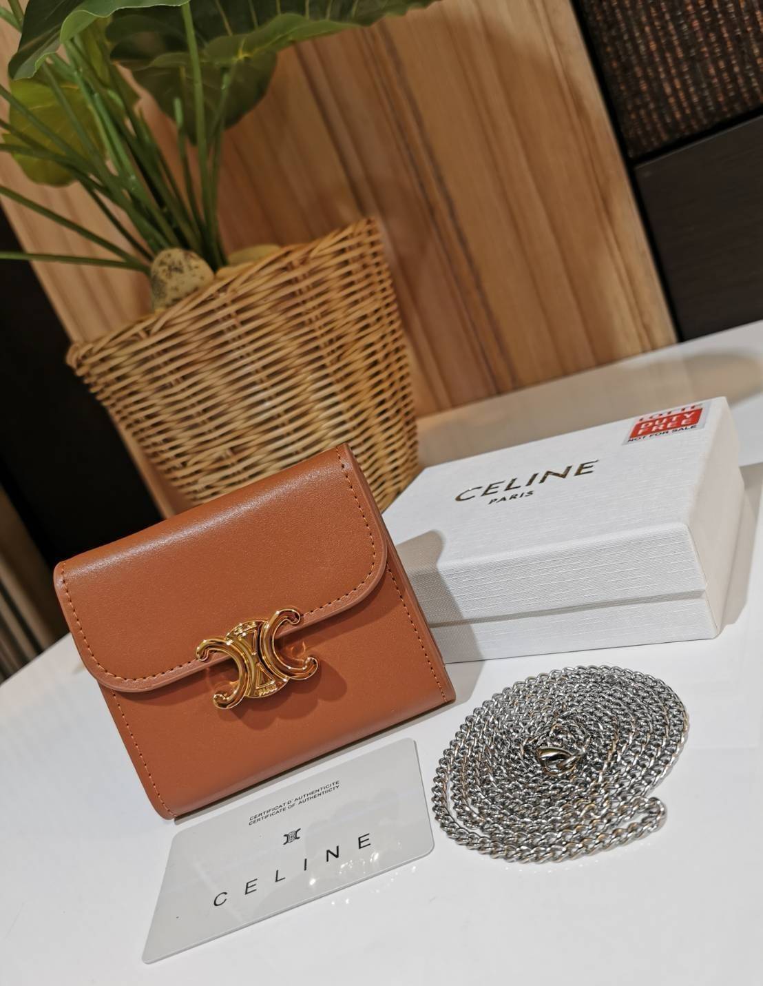 CELINE SHORT WALLET VIP กระเป๋าสตางค์ซีลีน หนังเรียบสวยอยู่ทรงมีโลโก้ด้านหน้าเปิดปิดด้วยฝาพับกระดุม ภายในมีช่องแบ่งหลายช่อง มีช่องใส่บัตรหลายช่อง ช่องใส่เหรียญ ช่องใส่ธนบัตร ใส่แบงก์พันได้เหมือนกระเป๋าสตางค์ยาวไอเท็มแนะนำ ล๊อตพิเศษ!! แถมสายโซ่สามารถสะพายไ