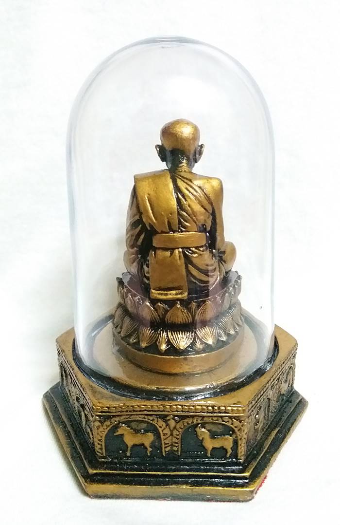 สินค้าหมดค่ะ หลวงปู่ทวดองค์สีทองครอบแก้วใสฐาน12ราศีแบบตั้งโต๊ะพร้อมใบคาถาค่ะ