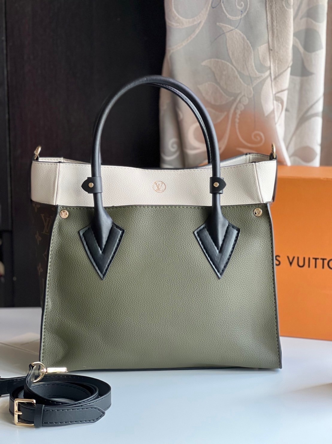 หนังแท้ LV On My Side PM กระเป๋าโท้ทขนาดกะทัดรัดที่ผลิตจากหนังลูกวัวเนื้อนุ่ม เกรดออริจินอล ภาพสินค้าถ่ายจากงานขายจริง ใช้งานต่างประเทศได้