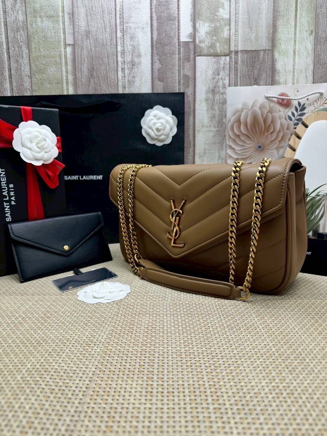 ORI หนังแท้ | 28cm YSL LOULOU medium in MATELASSÉ กระเป๋าสะพายสายโซ่าีทองหรูหรา งานหนังแท้เนื้อนุ่มตะเข็บเย็บลายเชฟรอนสวยหรูโดดเด่นเป็นเอกลักษณ์ 🤍 เกรดออริจินอล หนังแท้