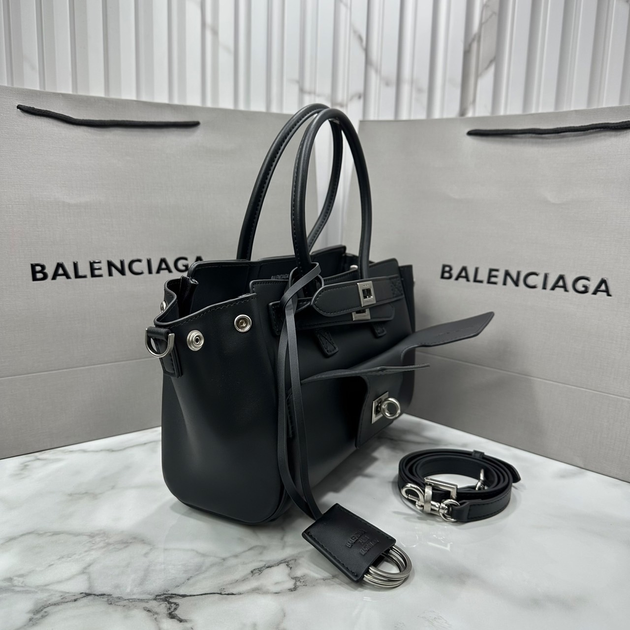 ORI หนังแท้ | Balenciaga Bel Air Carry All Bag Mini in Black smooth leather, aged-gold hardware ที่สุดของไฮแฟชั่น ดีไซน์เหนือกาลเวลาสุดไอคอนิค ต้องยกให้แบรนด์นี้เลยค่ะ กระเป๋าสะพายดีไซน์สวย!! หรู!! เลิศ!! ไม่ซ้ำใคร