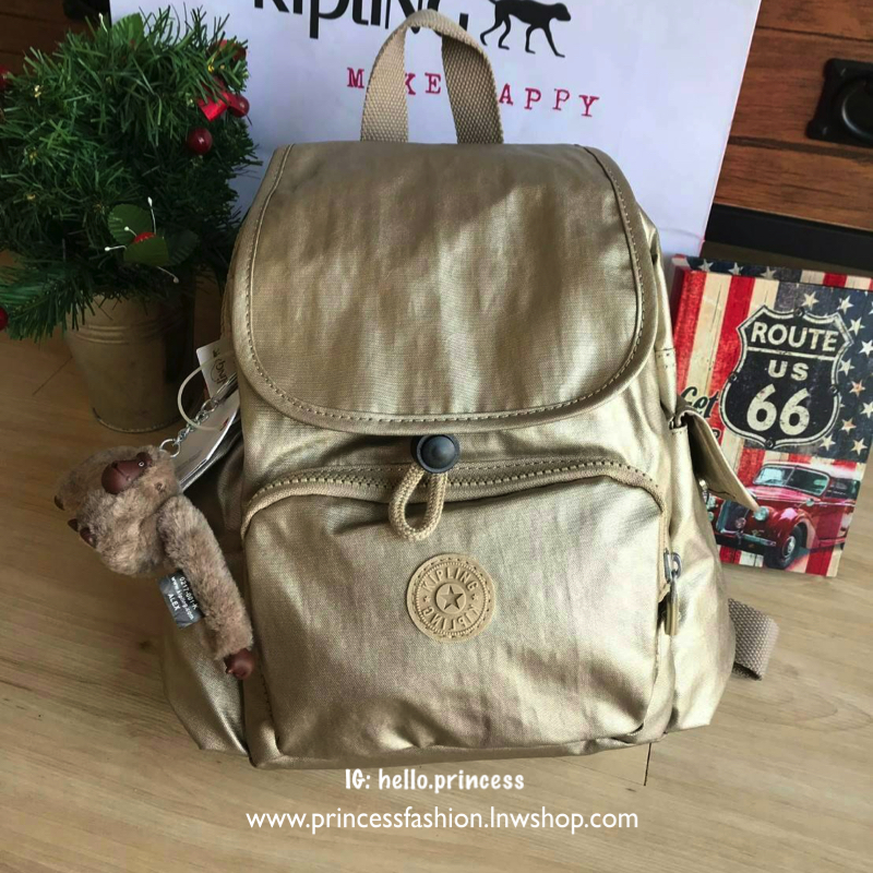 Kipling City Pack Backpack วัสดุPolyamide100% เป้ขนาดกลาง ที่เปิดปิดด้วยตัวล็อค2ชั้นด้วยกระดุมแม่เหล็กและซิป มีช่องใช้งานหลายช่องรวมถึงช่องซิปด้านหน้า มีลูกเล่นที่ด้านหลังมีช่องซิปสำหรับเก็บของและเก็บสายเป้ได้ หรือใช้สายจากเป้สะพายไหล่ได้ ประดับด้วยพวงกุญ