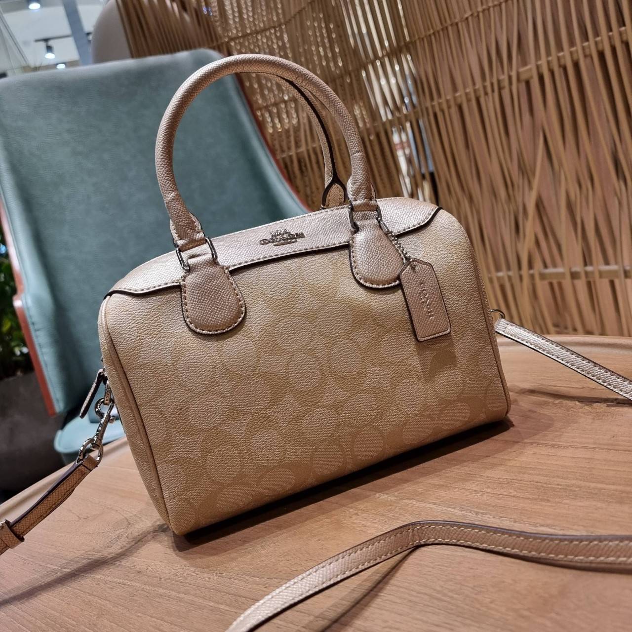 COACH F32203 MINI BENNETT SATCHEL IN SIGNATURE CANVAS กลับมาอีกครั้ง!! กับกระเป๋าทรงหมอนยอดฮิต 🥳 มีกี่สีก็ขายหมด วัสดุหนังแคนวาสเคลือบลาย ทรงสวยใช้งานได้ทุกโอกาส ภายในโล่งกว้างใส่ของได้เยอะ มีหูจับในตัว และสายสะพาย crossbody ปรับได้ตามตัว ใบนี้ไม่