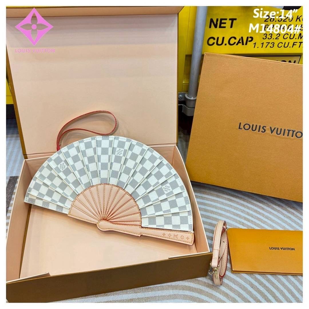 LV Fan Clutch Bag กระเป๋าทรงคลัชรูปทรงคล้ายพัดพับได้ ดีไซน์น่ารักสดใส ใหม่ล่าสุด โดดเด่นไม่เหมือนใคร
