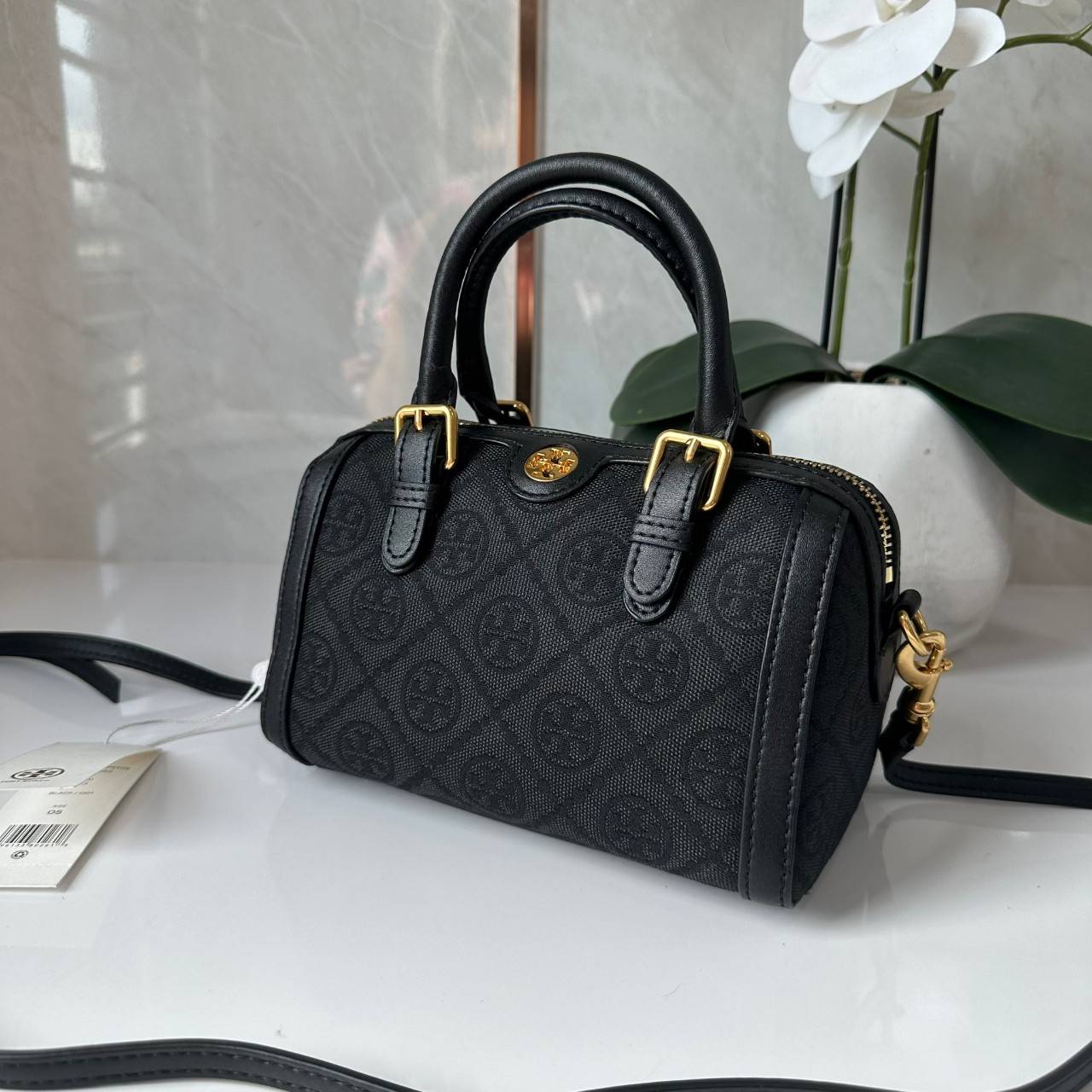 Small TORY BURCH T MONOGRAM PETITE BARREL BAG in black / Tory Bucket Bag สีดำคลาสสิก กระเป๋าทรงขนมจีบ กระเป๋าทรงหมอนดีไซส์มินิน่ารัก