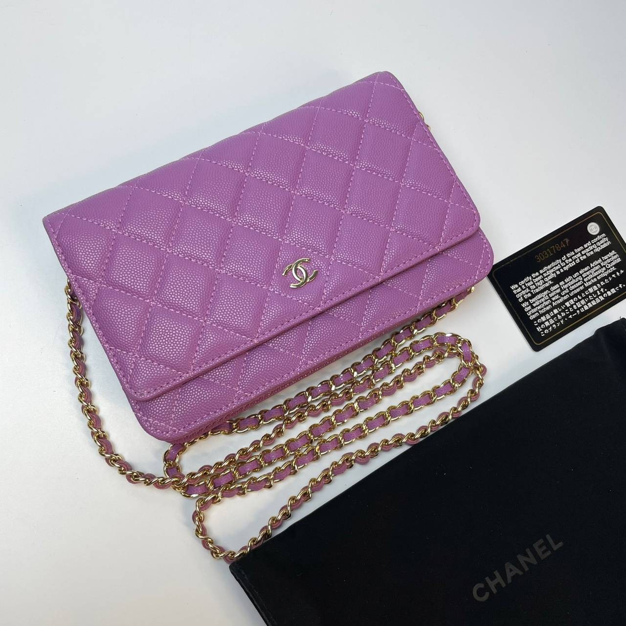 VIP 】หนังแท้ CHANEL WOC style โทนสีพาสเทล กระเป๋าสะพายทรงสวยตลอดกาล วัสดุหนังลายคาเวียร์ เนื้อนุ่ม อยู่ทรงคุณภาพดีตามแบบฉบับของแบรนด์ น้ำหนักเบา ด้านหน้ามีโลโก้แบรนด์อะไหล่หรู มีช่องใส่บัตร ใส่ของจุกจิก เปิดปิดด้วยฝาปิดกระดุม ซับในหนัง ตัวจริงสวยมากๆถูกใจ