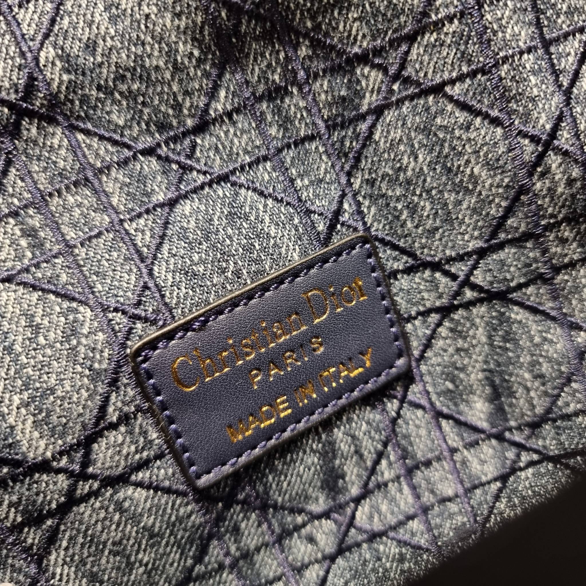 VIP CD SMALL CARO SHOULDER BAG / DIOR CARO / Dior Cruise 2021 Bag กระเป๋าสะพายข้างทรงสวย ดีไซน์ย้อนยุค ที่รอบนี้โดดเด่นเป็นเอกลักษณ์มากๆ ดีไซน์สีเดนิมคลาสสิค เปิด-ปิดด้วยอะไหล่บิดล็อค หรูหรา ใช้งานง่าย วัสดุผ้าเดนิมทนทาน ภายในเป็นช่องโล่ง มีช่องย่อย ด้านห