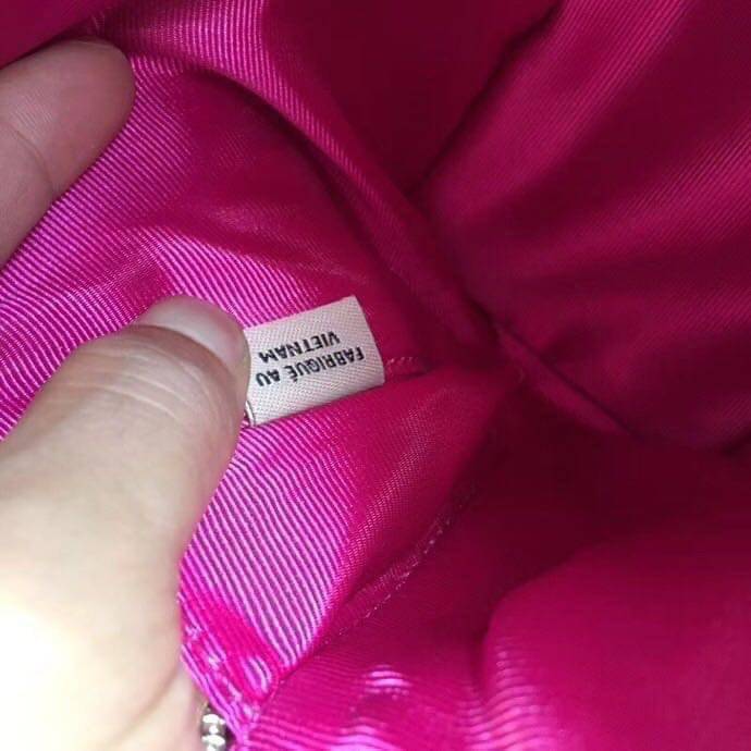 Coach Mini Sierra Signature กระเป๋าถือทรงโดม ภายในกว้างสามารถใส่กระเป๋าเงินเล็ก และมือถือได้ และยังมีช่องซิปเล็ก 1 ช่อง ด้านหลังมีกระเป๋าเล็กเก็บบัตร 1 ช่อง ใครยังไม่มีพลาดไม่ได้แล้วนะคะ