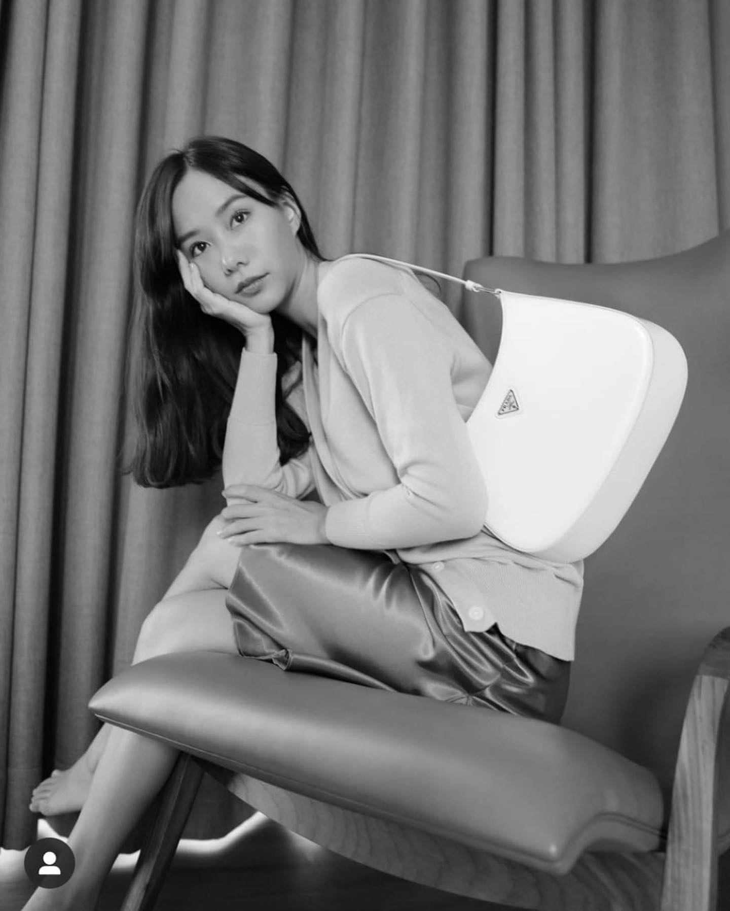 Prada Cleo brushed leather shoulder bag กระเป๋าทรงสวยยอดฮิต กับแบรนด์ PRADA งานพรีเมียมกิ้ฟท์จากแบรนด์ ทรงสะพายไหล่สวยหรูอยู่ทรง PRADA CLEO หนังเรียบดำเงาหรูสุดคลาสสิต เปิดปิดด้วยกระดุมอะไหล่เงินทั้งใบ ด้านในใส่กระเป๋าสตางค์ยาว มือถือ ของจุกจิกได้เยอะ มีป