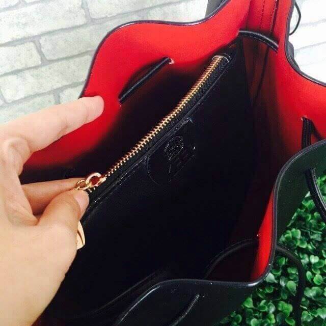 Bucket ทรงสวยจาก แบรนด์ KEEP มาคะ รุ่นนี้หนังเนื้อดี สวยมากคะ ด้านในสีแดง มีกระเป๋าซิป ด้านใน ถอดได้คะ รุ่นนี้ จุดเด่นที่ทรงสวย น้ำหนักเบา จุของได้เยอะมากคะ ใครที่ชอบทรงนี้ห้ามพลาดเลยคะ แนะนำ