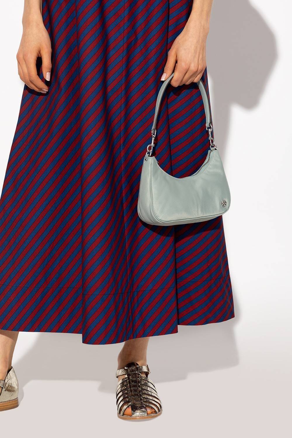 TORY BURCH MERCER NYLON SMALL SHOULDER BAG ใหม่ก่อนใคร!! กับคอลหวานๆ สดใสๆ กระเป๋าสะพายทรงโฮโบ ขนาดกะทัดรัด ฟังก์ชั่นการใช้งานจัดแบบเต็มที่ ด้วยสายสะพายถึง 3 เส้น สายโซ่คล้องแขน สายหนังแบบสั้นคล้องไหล่ และสายสปอร์ตเส้นใหญ่ ดูดี!! คุ่มแค่ไหนคิดดู!! วัสดุผ้