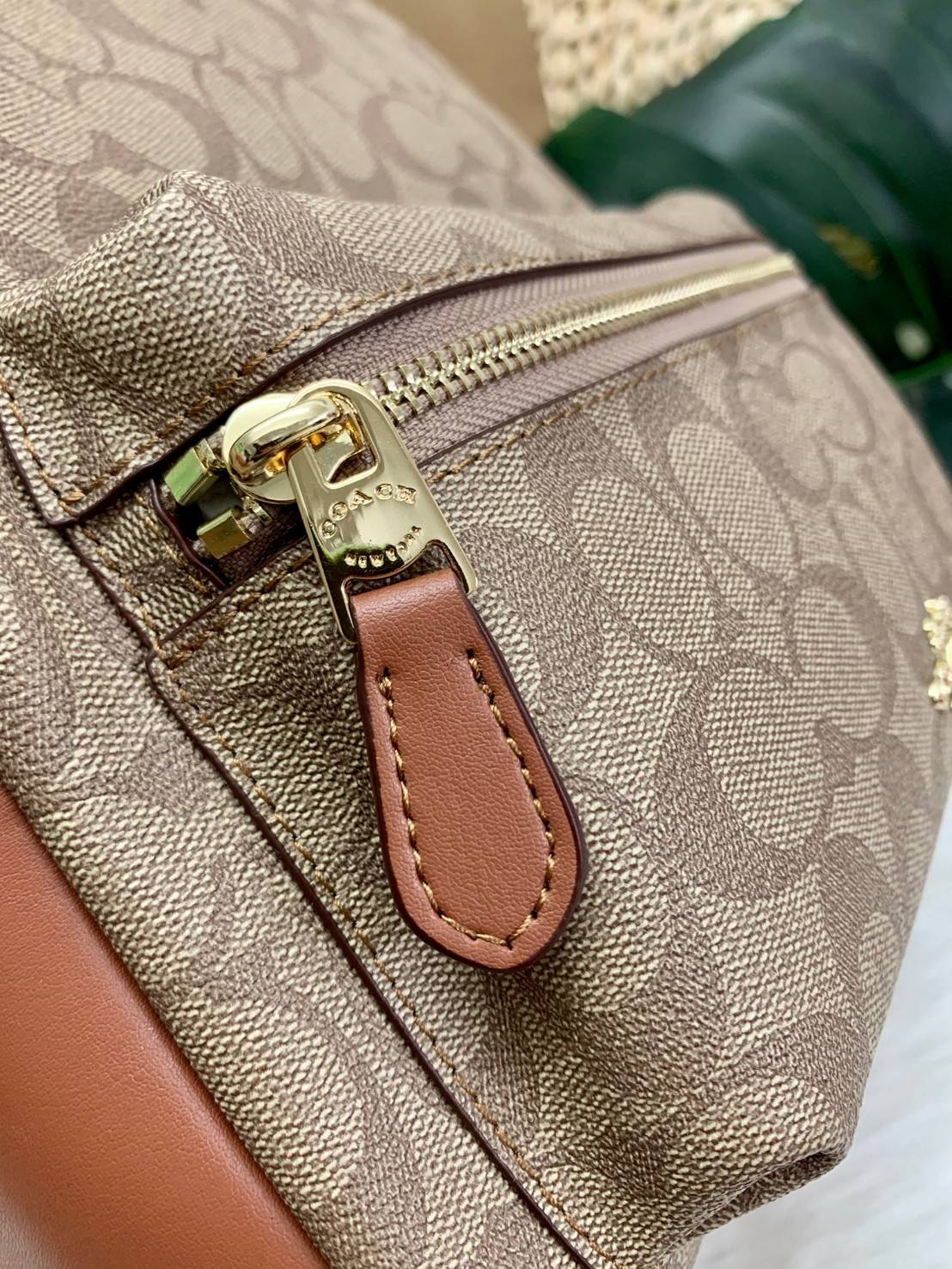 OUTLET 】COACH MEDIUM CHARLIE BACKPACK IN SIGNATURE ((32200)) พร้อมส่งที่ไทยอีกครั้งค่ะ! กระเป๋าสะพายหลังขนาดกลาง หนังแท้+ไนล่อน ด้านหน้ามีช่องซิปให้หนึ่งช่อง;เปิดปิดช่องหลักแบบซิปคู่ ภายในกว้างใส่สัมภาระได้จุนะคะ พร้อมช่องซิปให้อีกช่องค่ะ;สายสะพายสามารถเล