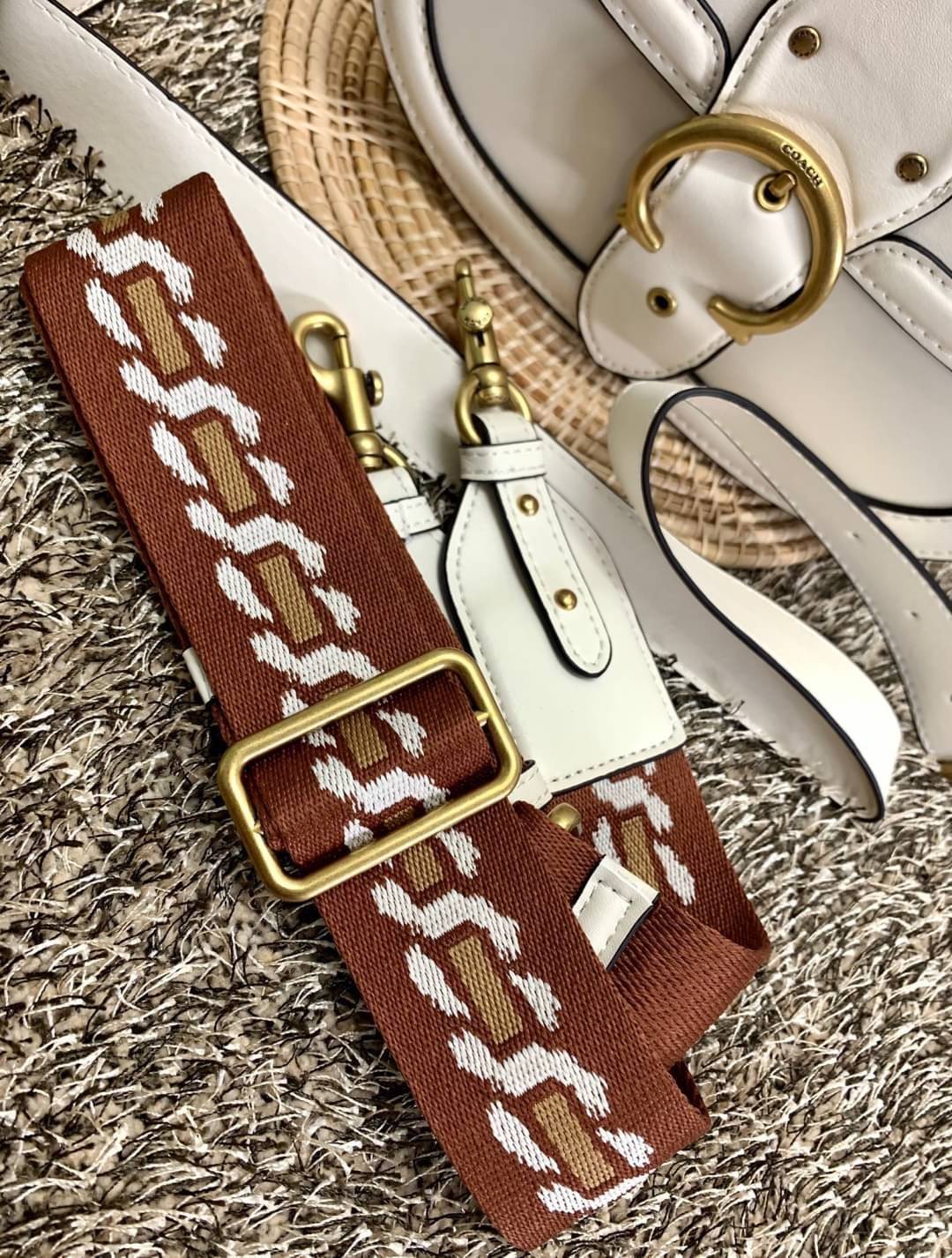 สวย หรู แถมสุดคุ้มกันเลยจร้าา💋 COACH BEAT SADDLE BAG ((C3837//C0749)) พร้อมส่งที่ไทยอีกครั้ง ห้ามพลาดค่าา!! กระเป๋าสะพายครอสบอดี้ร์ วัสดุหนังแท้ชั้นดีที่สุด! หนังสวย บวกกับอะไหล่แบรนด์ที่ดูเด่นคลาสสิคตรงด้านหน้าค่ะ เปิดปิดกระเป๋าแบบกดล็อค ภายในสาม