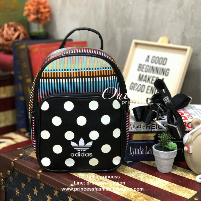 ADIDAS AUTHENTIC IP MINI BACKPACK กระเป๋าที่เปลี่ยนได้ถึง3ลุคช์ ซึ่งเป็นได้ทั้งเป้ สะพาย ครอสบอดี้ หรือจะถือเก๋สุดๆ วัสดุหนังpu แต่งลายหนังด้านหน้า หนังนิ่มถือจับสบายมือ มีช่องซิปใช้งาน2ช่อง ใส่กระเป๋าสตางค์ยาว/โทรศัพท์มือถือและของจุกจิกได้เยอะเลยคร้า!!