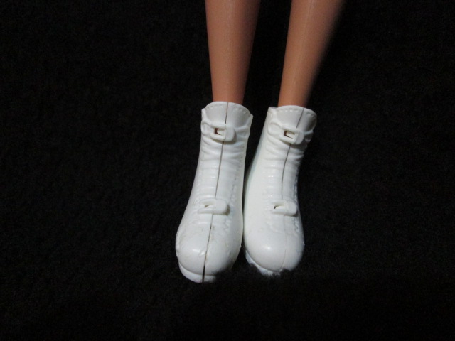 Barbie in Winter with Snowboard ตุ๊กตาบาร์บี้แท้มือสองสภาพดี