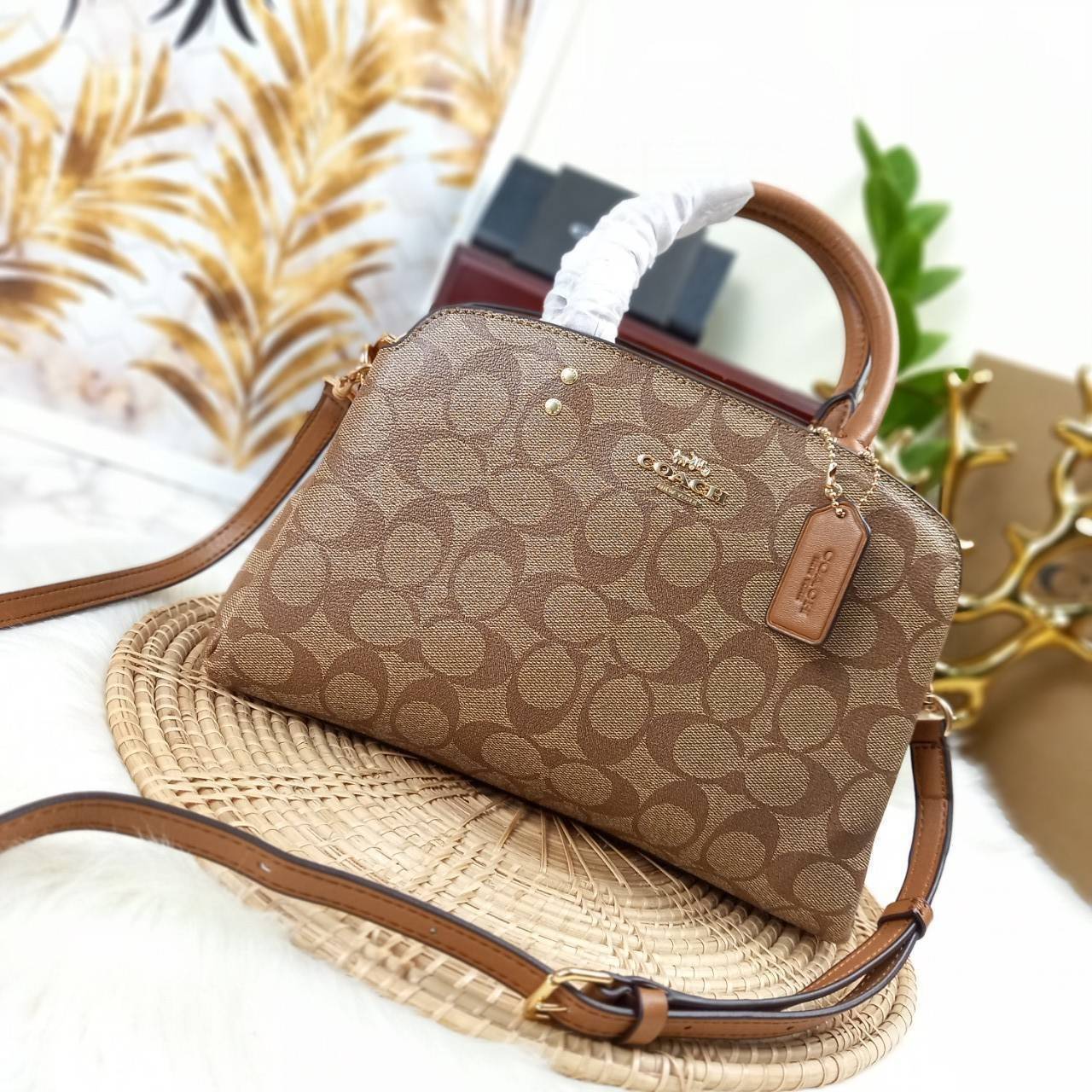 หัวใจจะวาย!! ละมุนมาก ลุคคุณหนูสุดๆ COACH MINI LILLIE CARRYALL (COACH F91494)🌺 ใช้ดีจนต้องบอกต่อ อีกแล้วจ้า ใครๆก็ถามหา😍>>>ทรงถัง รุ่นใหม่ 10 นิ้ว ขนาดกำลังดี เหมาะมือมาก มี 3 ช่องด้านใน ช่องกลาง เปิด-ปิด ด้วยซิป ส่วน 2 ช่องด้านข้