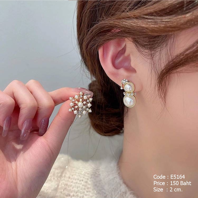 ต่างหูเกล็ดหิมะ/สโนว์แมน ฝังมุกและเพชรcz ตัวเรือนสีทอง
